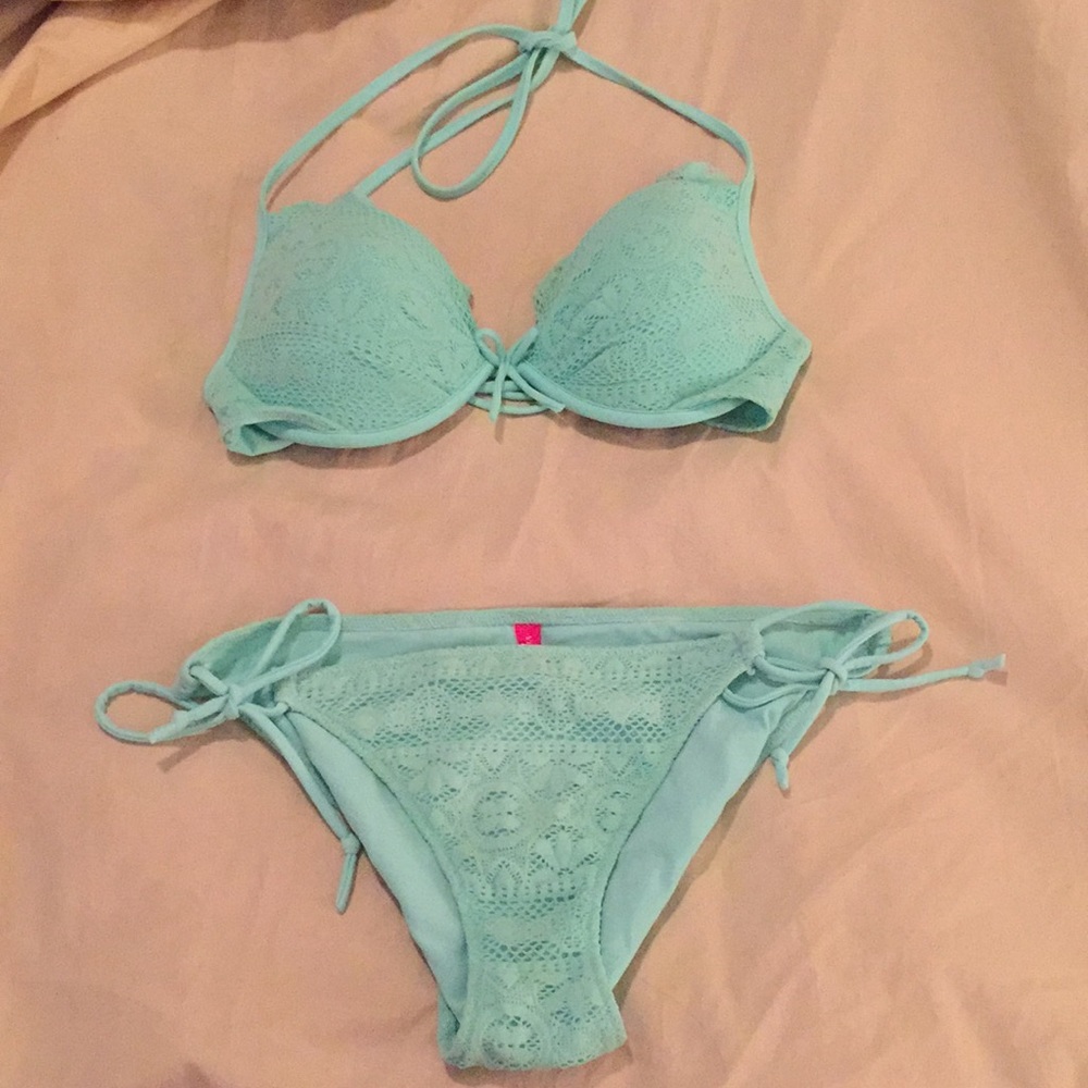 Victoria’s Secret bikini set 34C